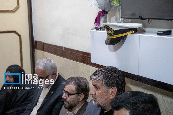 دیدار مسئولان کرمانشاه با جانباز ناوشکن دنا