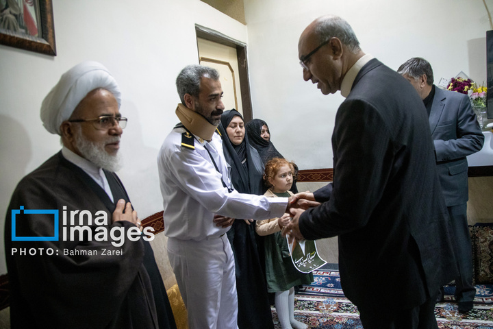 دیدار مسئولان کرمانشاه با جانباز ناوشکن دنا