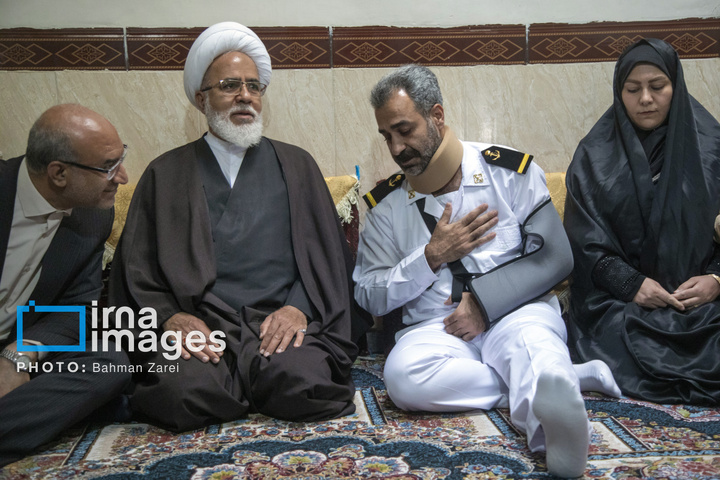 دیدار مسئولان کرمانشاه با جانباز ناوشکن دنا