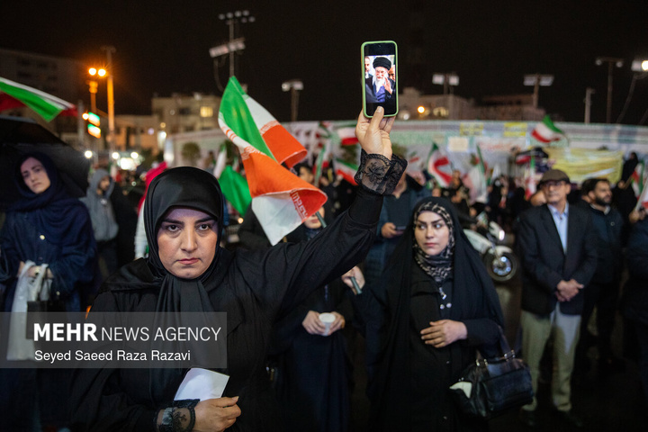 اجتماع حمایت از رزمندگان در مقابله با دشمن آمریکایی - صهیونی