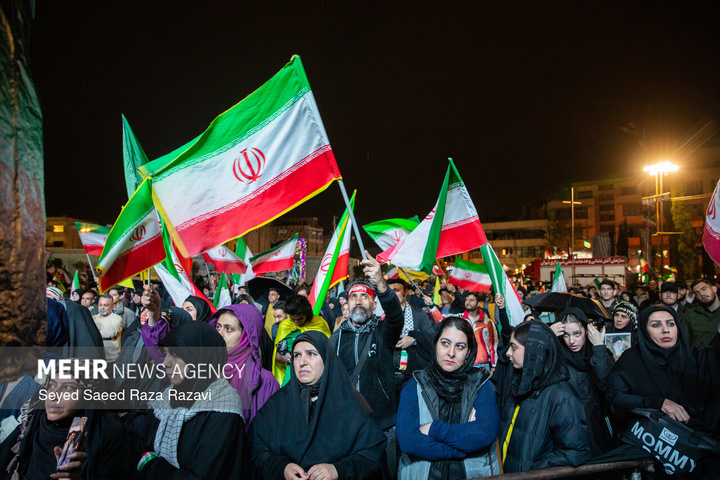 اجتماع حمایت از رزمندگان در مقابله با دشمن آمریکایی - صهیونی