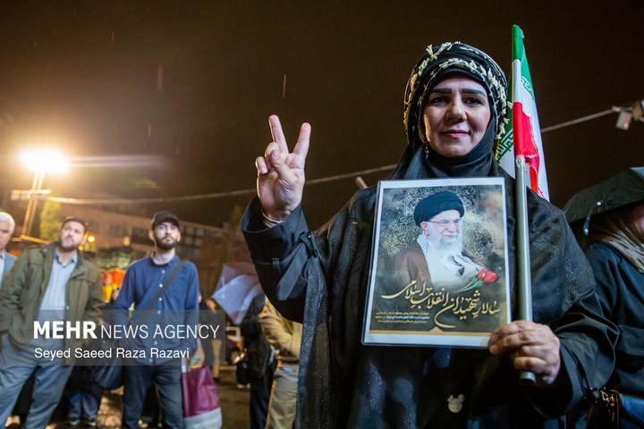 اجتماع حمایت از رزمندگان در مقابله با دشمن آمریکایی - صهیونی