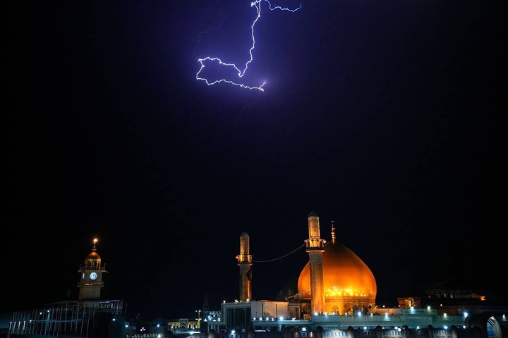 رعد و برق بر فراز حرم امامین عسکریین علیهما السلام