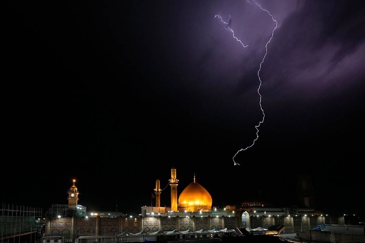 رعد و برق بر فراز حرم امامین عسکریین علیهما السلام