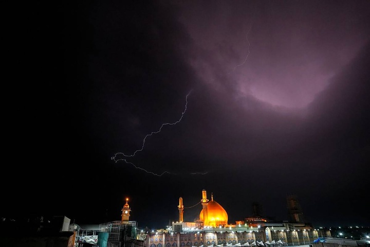 رعد و برق بر فراز حرم امامین عسکریین علیهما السلام
