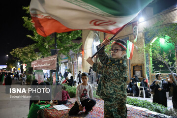 تجمع شبانه مردم در حمایت از مدافعان وطن - مشهد