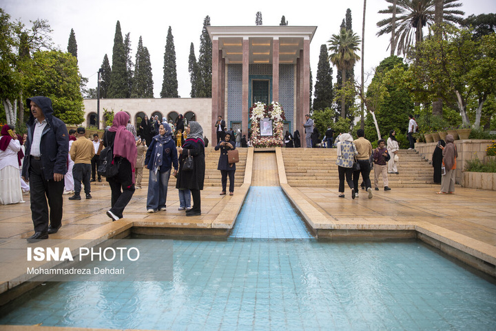 گلباران آرامگاه شیخ اجل «سعدی شیرازی»