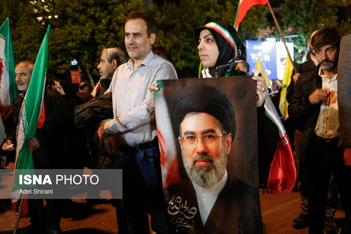 تجمع شبانه مردم در حمایت از مدافعان وطن - اصفهان