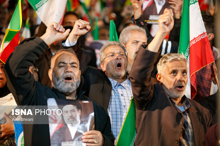 تجمع شبانه مردم در حمایت از مدافعان وطن - اصفهان