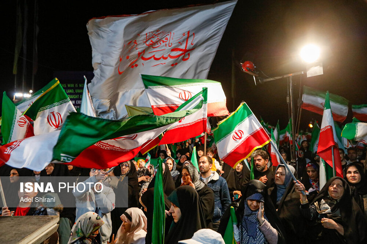 تجمع شبانه مردم در حمایت از مدافعان وطن - اصفهان