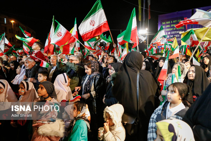 تجمع شبانه مردم در حمایت از مدافعان وطن - اصفهان