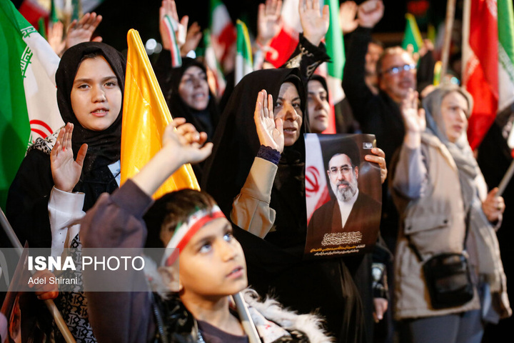 تجمع شبانه مردم در حمایت از مدافعان وطن - اصفهان