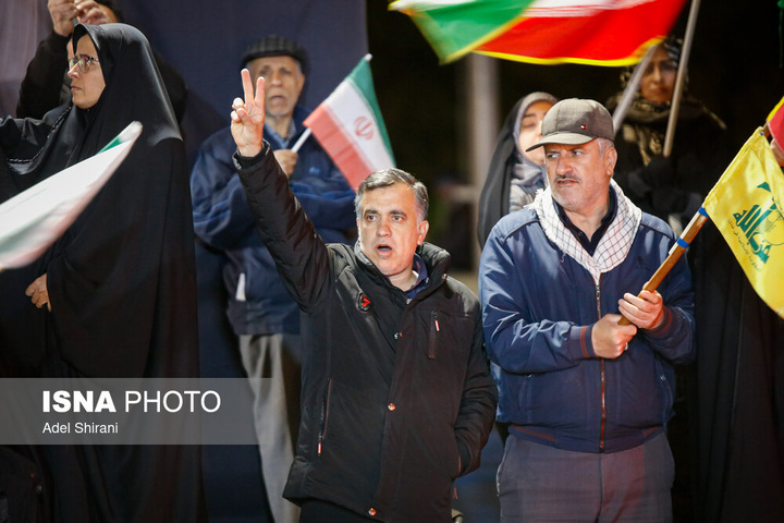 تجمع شبانه مردم در حمایت از مدافعان وطن - اصفهان