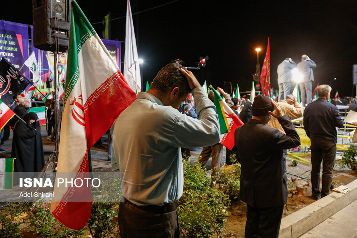 تجمع شبانه مردم در حمایت از مدافعان وطن - اصفهان