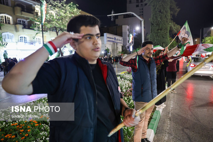 تجمع شبانه مردم در حمایت از مدافعان وطن - مشهد