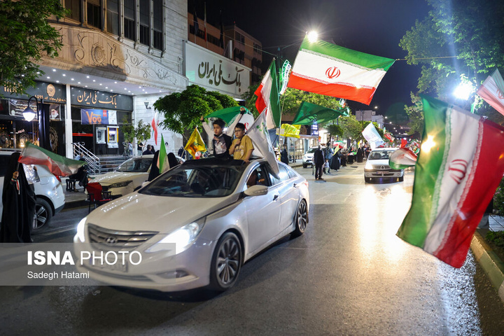 تجمع شبانه مردم در حمایت از مدافعان وطن - مشهد