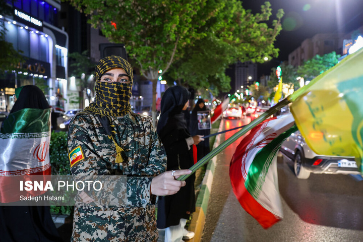 تجمع شبانه مردم در حمایت از مدافعان وطن - مشهد