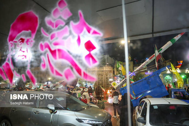 تجمع شبانه مردم در حمایت از مدافعان وطن - مشهد