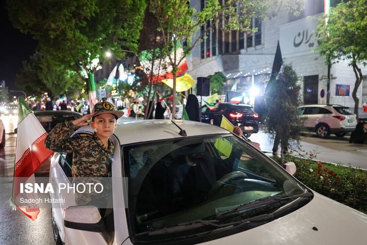 تجمع شبانه مردم در حمایت از مدافعان وطن - مشهد