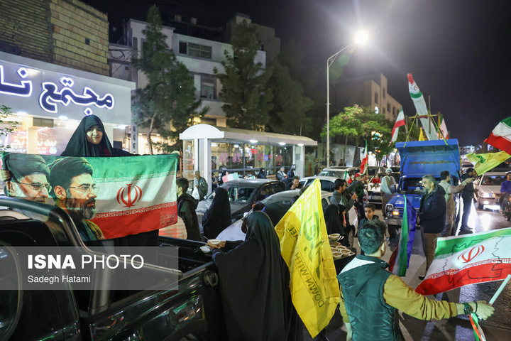تجمع شبانه مردم در حمایت از مدافعان وطن - مشهد
