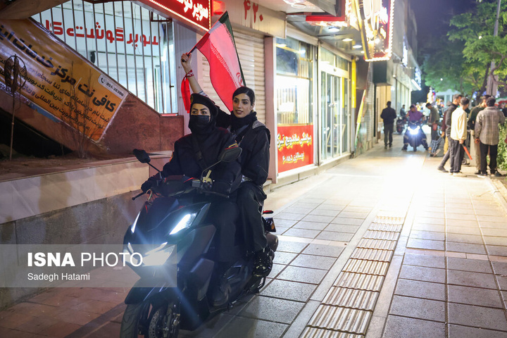 تجمع شبانه مردم در حمایت از مدافعان وطن - مشهد