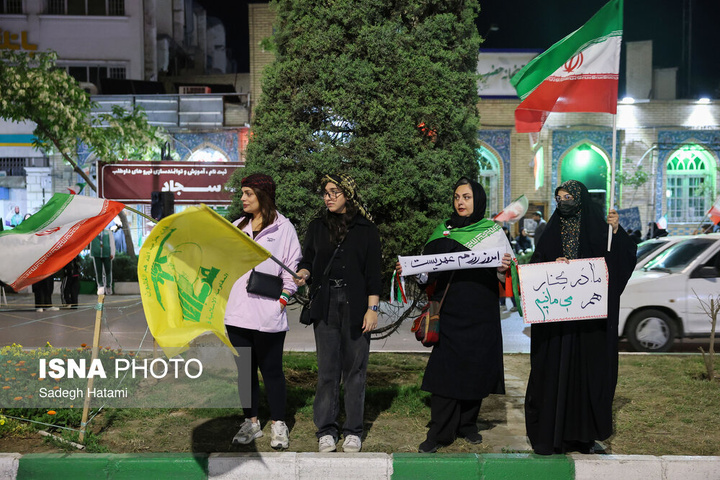 تجمع شبانه مردم در حمایت از مدافعان وطن - مشهد