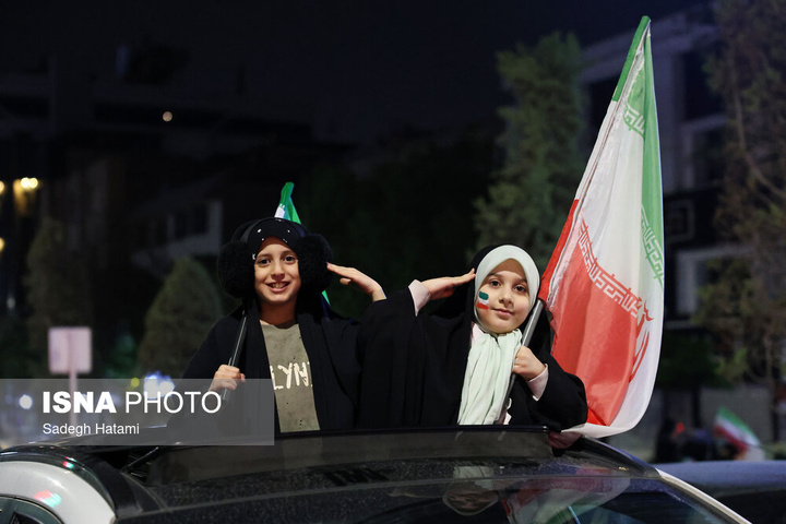 تجمع شبانه مردم در حمایت از مدافعان وطن - مشهد