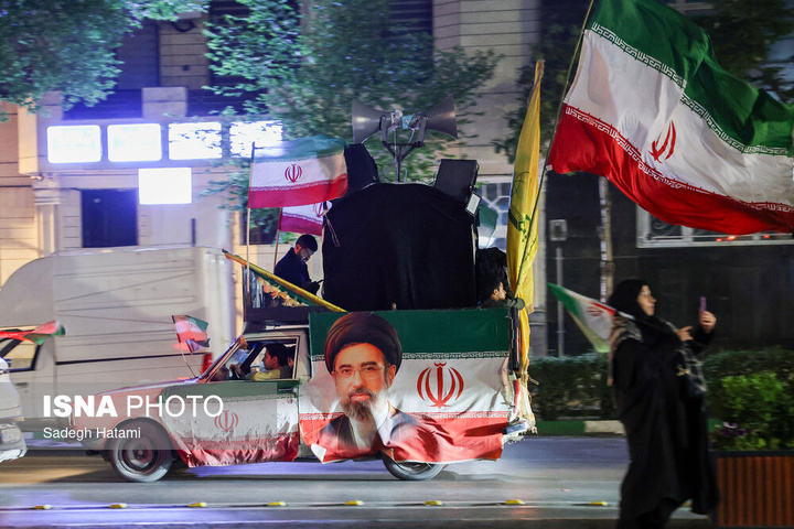 تجمع شبانه مردم در حمایت از مدافعان وطن - مشهد