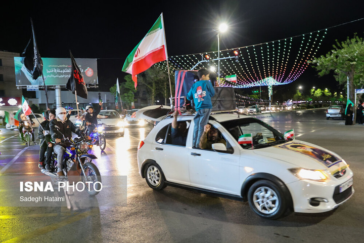 تجمع شبانه مردم در حمایت از مدافعان وطن - مشهد