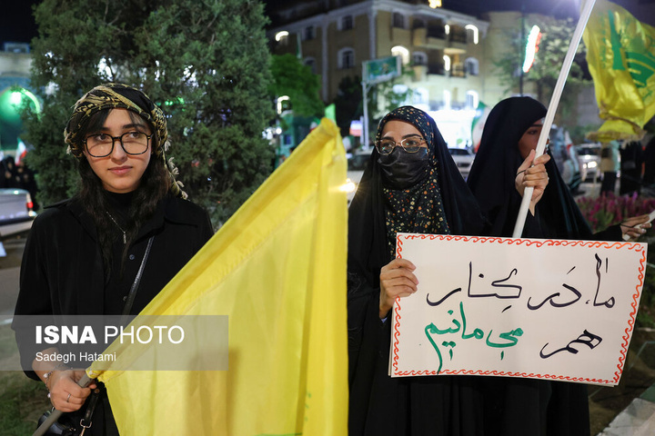 تجمع شبانه مردم در حمایت از مدافعان وطن - مشهد