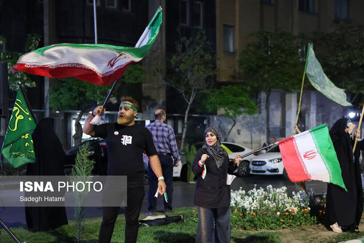 تجمع شبانه مردم در حمایت از مدافعان وطن - مشهد