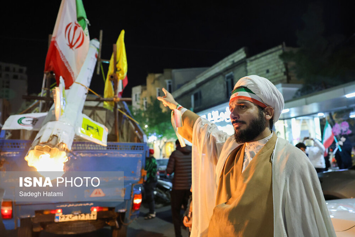 تجمع شبانه مردم در حمایت از مدافعان وطن - مشهد