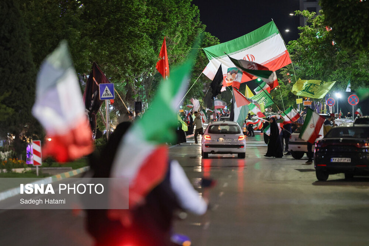 تجمع شبانه مردم در حمایت از مدافعان وطن - مشهد