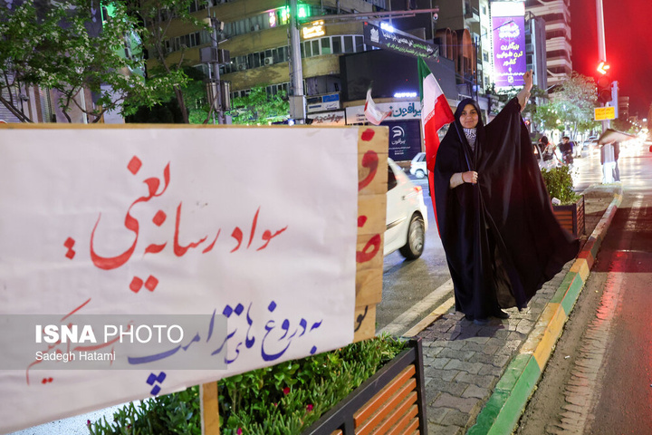 تجمع شبانه مردم در حمایت از مدافعان وطن - مشهد