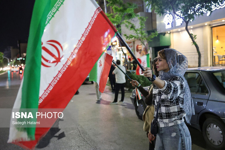 تجمع شبانه مردم در حمایت از مدافعان وطن - مشهد