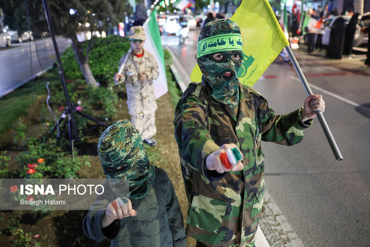 تجمع شبانه مردم در حمایت از مدافعان وطن - مشهد