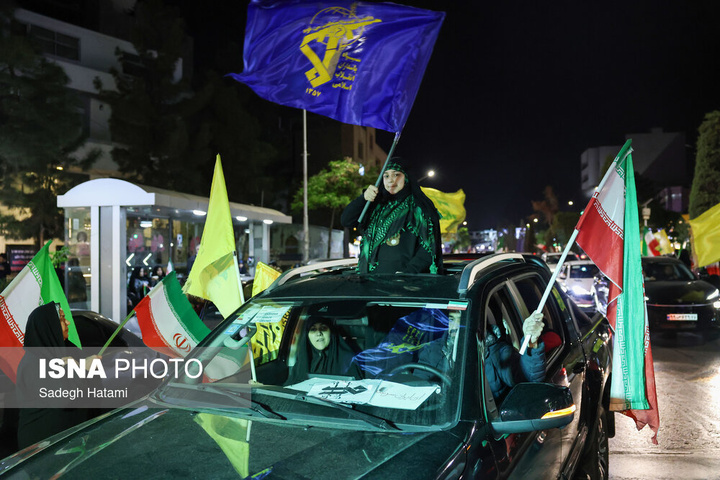 تجمع شبانه مردم در حمایت از مدافعان وطن - مشهد