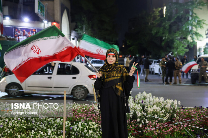 تجمع شبانه مردم در حمایت از مدافعان وطن - مشهد