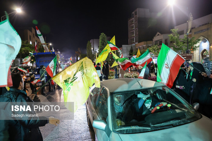 تجمع شبانه مردم در حمایت از مدافعان وطن - مشهد