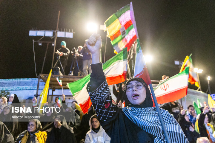 تجمع شبانه مردم در حمایت از مدافعان وطن - تهران