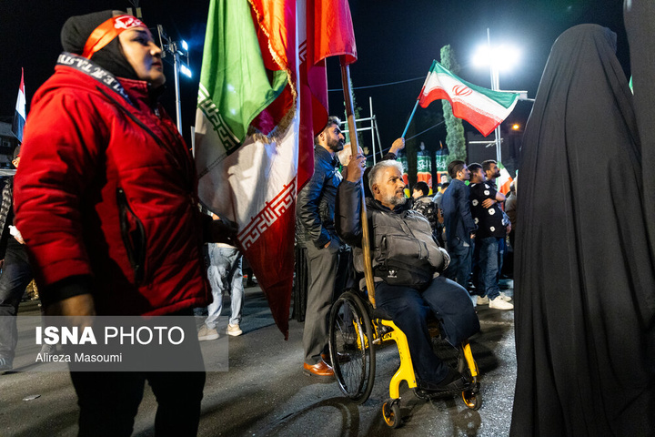 تجمع شبانه مردم در حمایت از مدافعان وطن - تهران