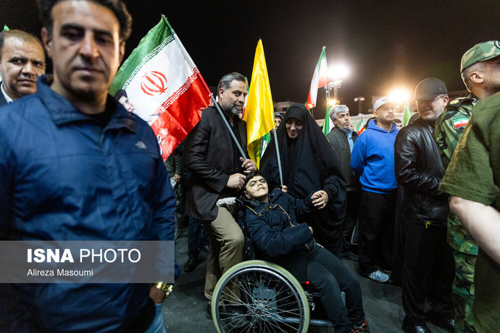تجمع شبانه مردم در حمایت از مدافعان وطن - تهران