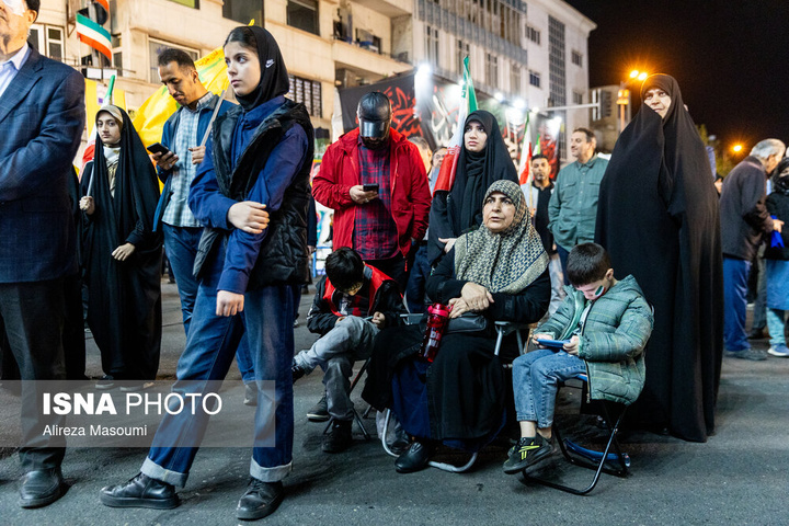 تجمع شبانه مردم در حمایت از مدافعان وطن - تهران