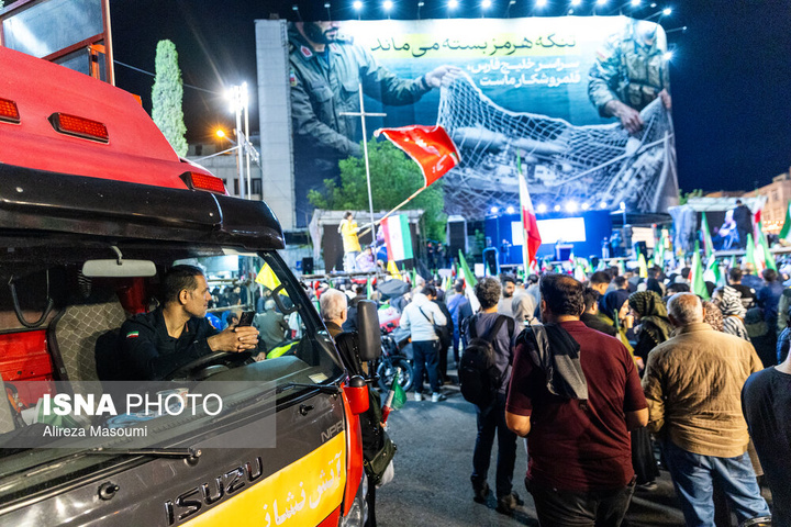 تجمع شبانه مردم در حمایت از مدافعان وطن - تهران