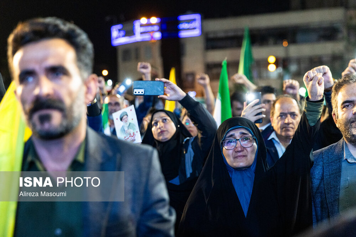 تجمع شبانه مردم در حمایت از مدافعان وطن - تهران