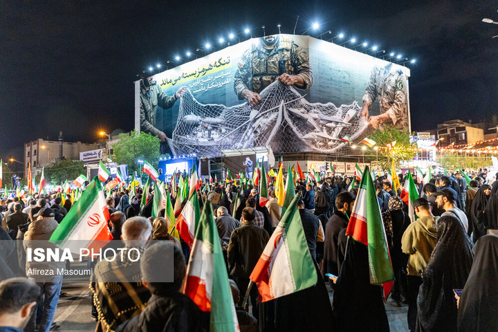 تجمع شبانه مردم در حمایت از مدافعان وطن - تهران