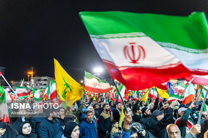 تجمع شبانه مردم در حمایت از مدافعان وطن - تهران