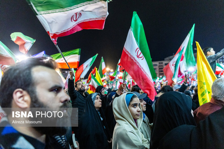 تجمع شبانه مردم در حمایت از مدافعان وطن - تهران