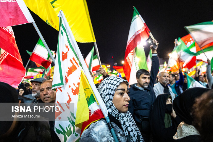 تجمع شبانه مردم در حمایت از مدافعان وطن - تهران