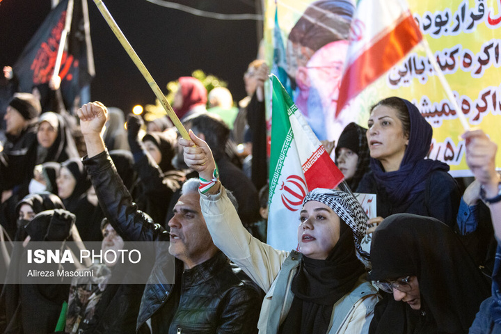 تجمع شبانه مردم در حمایت از مدافعان وطن - تهران